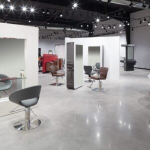 Kaemark A hair salon with chairs and mirrors in a room.
