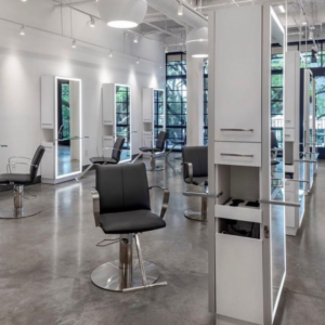 Kaemark A hair salon with many chairs and mirrors.