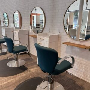 Kaemark A hair salon with several chairs and mirrors.