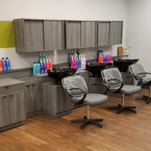 Kaemark A hair salon with chairs and cabinets.