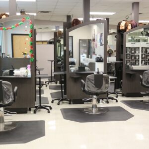 Kaemark A hair salon with chairs and mirrors.