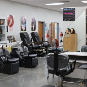Kaemark A hair salon with many chairs and tables.