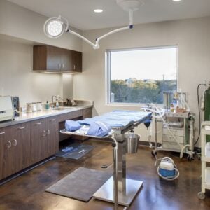 Kaemark A medical room with an operating table and equipment.