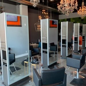 Kaemark A hair salon with many chairs and mirrors.
