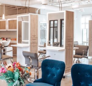 Kaemark A hair salon with blue chairs and mirrors.