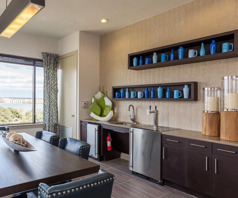 Kaemark A kitchen with a table and chairs and a view of the ocean.