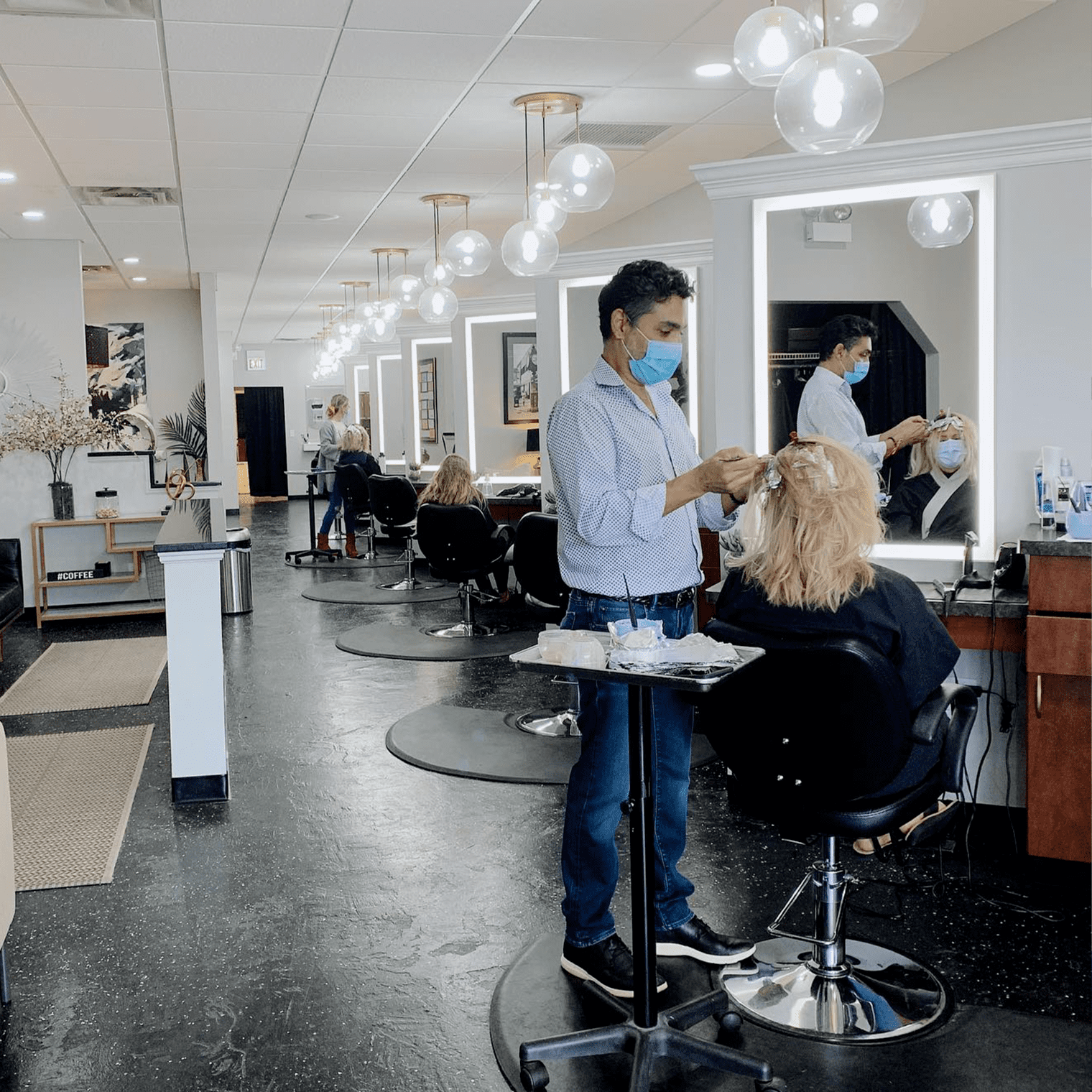 Kaemark A woman is getting her hair done in a salon.