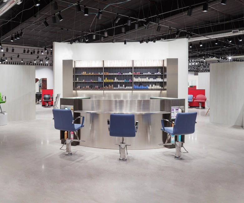 Kaemark The interior of a shoe store with chairs and a counter.