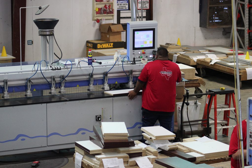 Kaemark A man working on a machine in a factory.