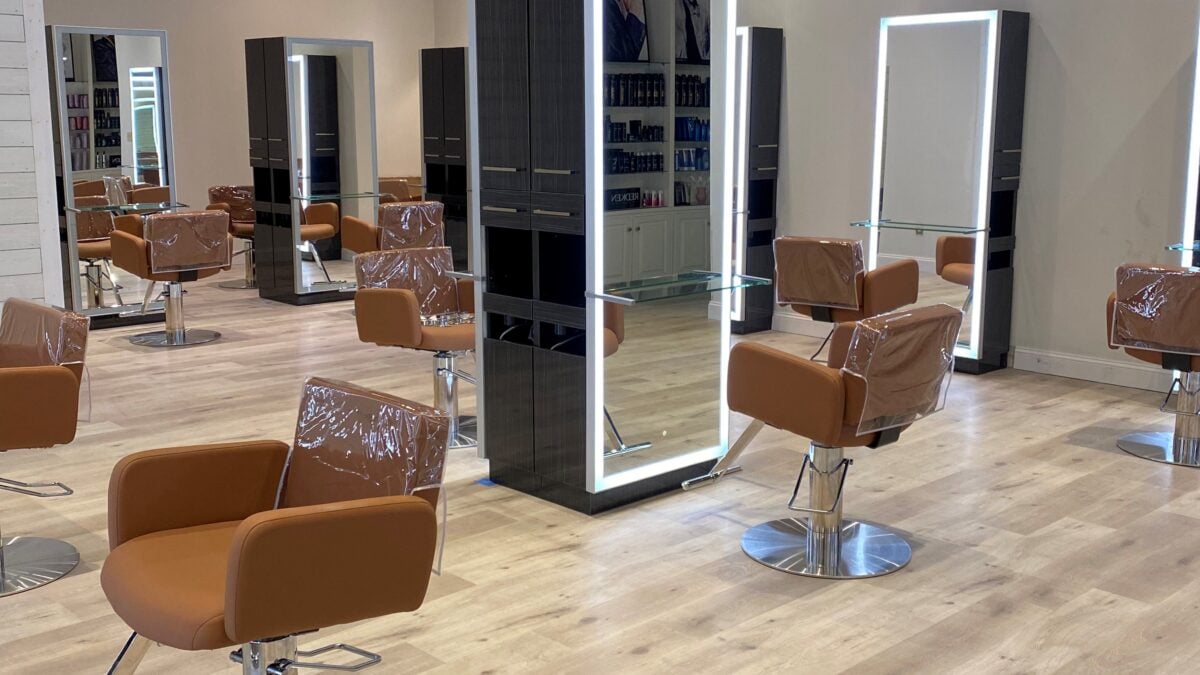 Kaemark A hair salon with chairs and mirrors.