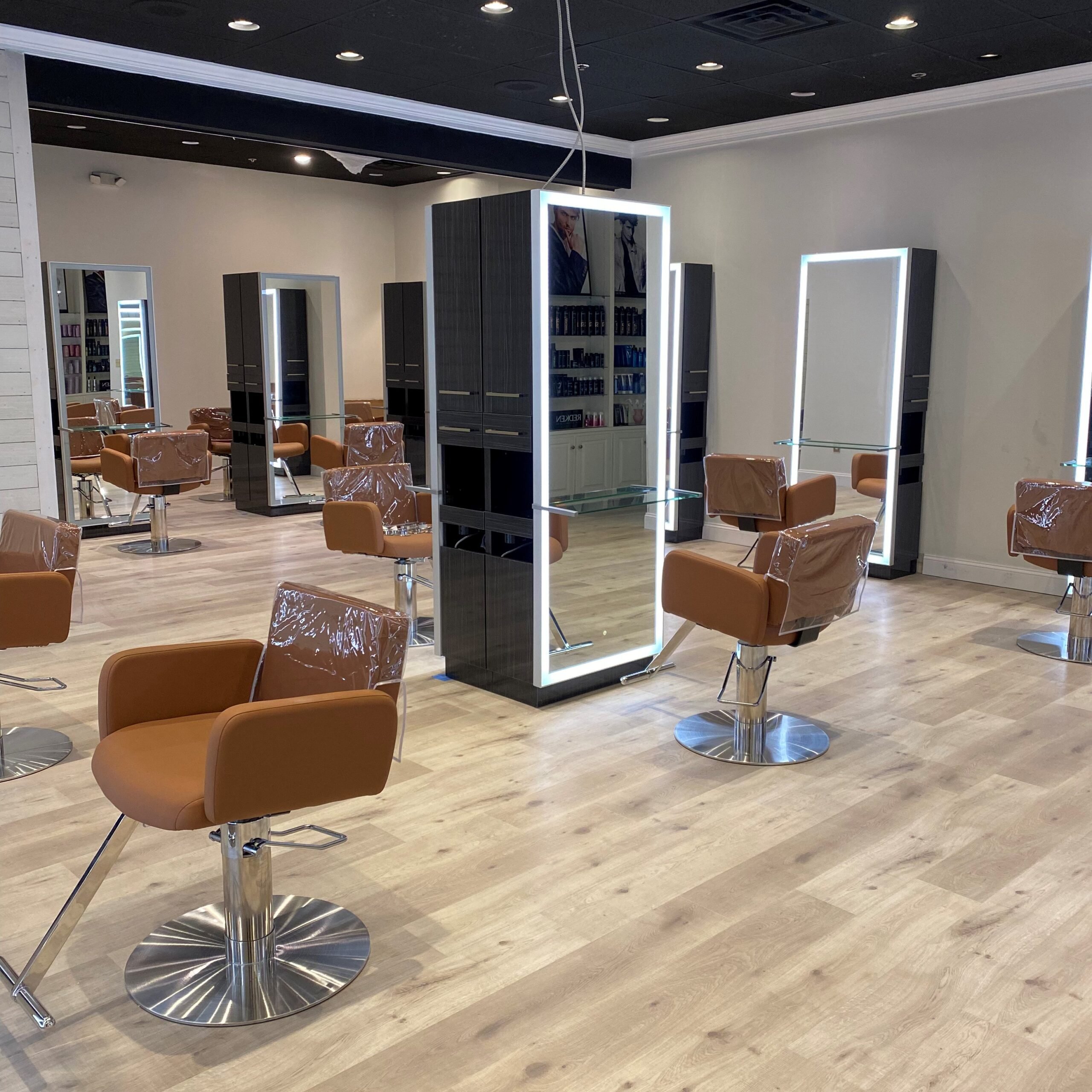 Kaemark A hair salon with chairs and mirrors.