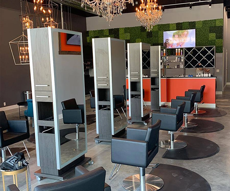 Kaemark A hair salon with chairs and a chandelier.