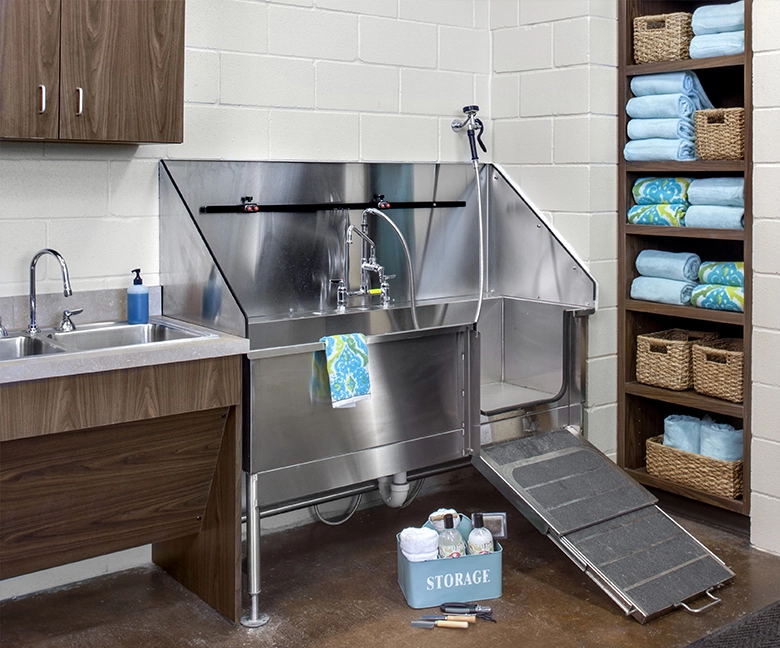 Kaemark A bathroom with a sink and towels in it.