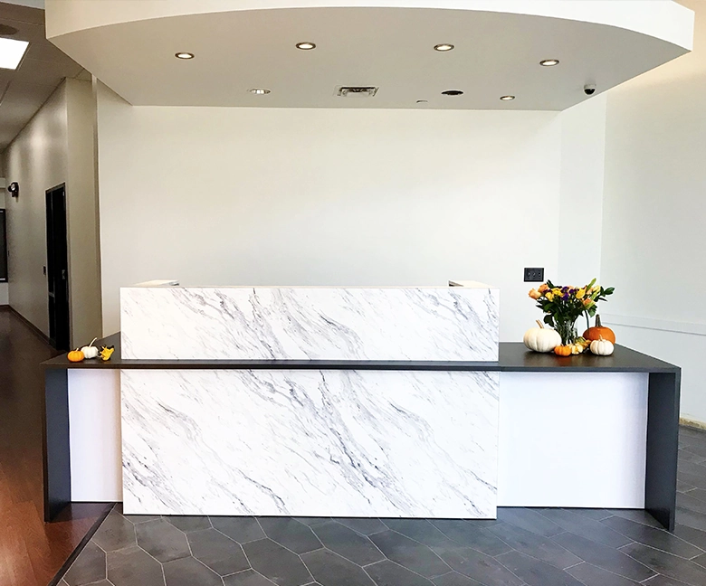 Kaemark A marble reception desk in a modern office.