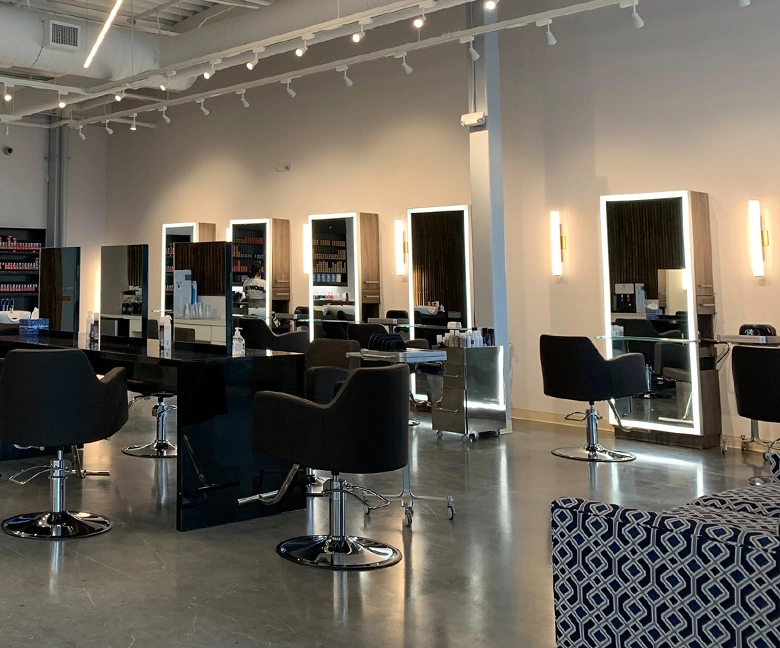 Kaemark A hair salon with chairs and mirrors.