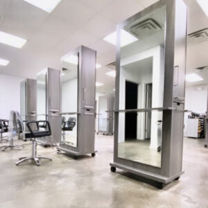 Kaemark A hair salon with mirrors and chairs.